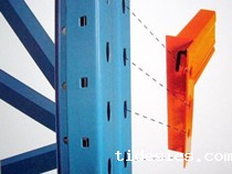 160型货架横梁焊接四爪挂件，是居中还是偏上强度更好些？