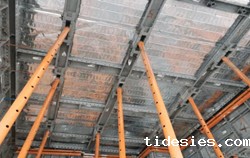 如果业主的地面有沉降风险，货架下边加工字钢可行吗？