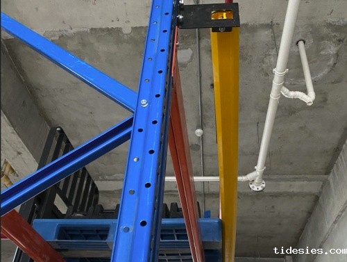 货架背挡杆设计与安全考量