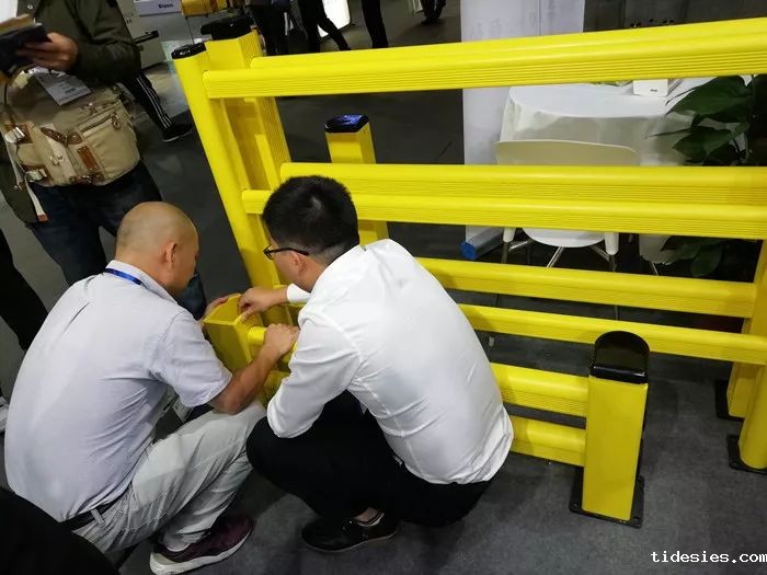 稳图工作人员现场与来访用户讲解产品