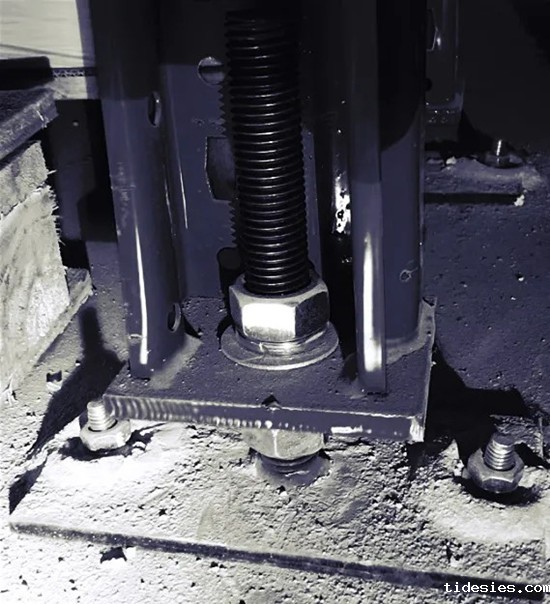 单螺杆可调式柱脚-背面